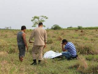 Corpo foi encontrado em pasto (Foto: Rones Cezar/Alvorada Informa)
