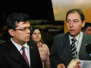 Gilmar Olarte e Alcides Bernal durante o registro da candidatura, ontem, no TRE. (Foto: Rodrigo Pazinato)