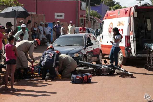 Ao desviar de caminhão parado, motociclista bate de frente em carro