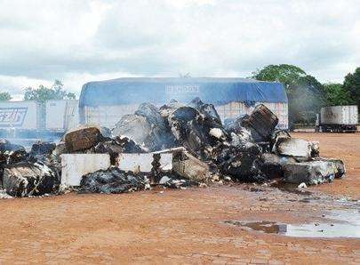 Motorista dorme, caminh&atilde;o pega fogo e prejuizo passa dos R$ 400 mil