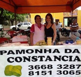 Dona Constância e a sobrinha, chef de cozinha Míriam Arazini, na barraca da feira. (Foto: Arquivo Pessoal)