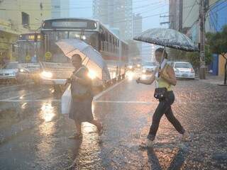 Pedestre enfrentou chuva para chegar ao trabalho. (Foto: Minamar Júnior)