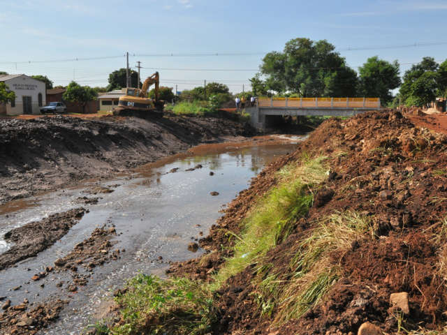  Ponte em Dourados traz seguran&ccedil;a para moradores e corrige leito de c&oacute;rrego