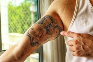 Uma das recordações da família virou tatuagem Thiago Torres de Moura(Foto: André Bittar)