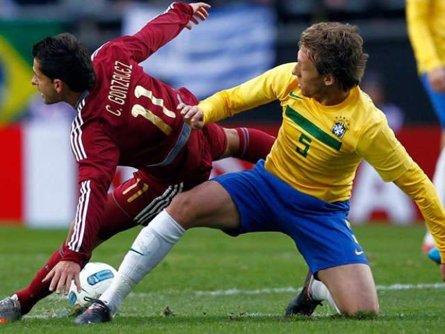  Lucas Leiva volta ao time titular do Brasil no amistoso contra o M&eacute;xico