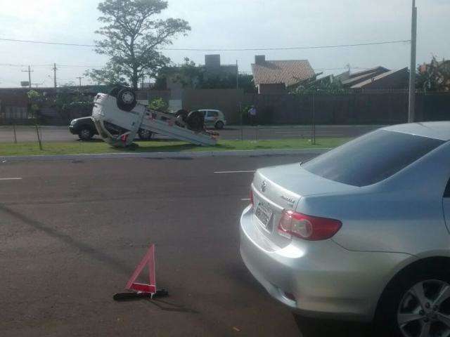 Motorista n&atilde;o obedece sinaliza&ccedil;&atilde;o de pare e provoca capotagem