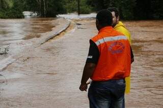 Força da água causou estragos e prefeituras centralizam servidores no planejamento de reparos. (Foto: Eliel Oliveira)