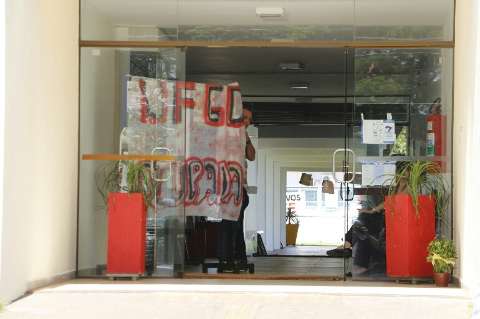 Após decisão da Justiça, estudantes desocupam reitoria da UFGD 