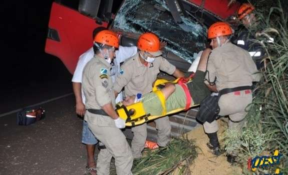 Acidente causado por buraco na BR-163 feriu duas pessoas 