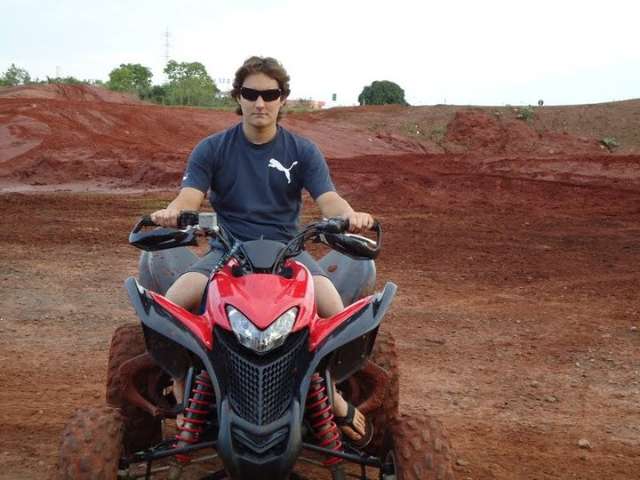 Pol&iacute;cia busca em &quot;amigos enrolados&quot; pistas sobre jovem desaparecido