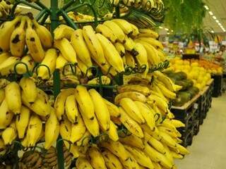Cachos de banana expostos para venda em supermercado; fruta foi a que mais teve aumento no preço em março (Foto: Alcides Neto/Arquivo)