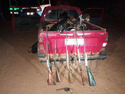 Caçadores são presos com 11 cachorros de caça, armas e munições