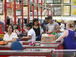 Supermercados devem abrir amanhã. (Foto: Marcos Ermínio)