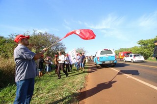 Integrante do movimento sem terra em protesto na BR-060 entre Campo Grande e Sidrolândia (Foto: André Bittar)