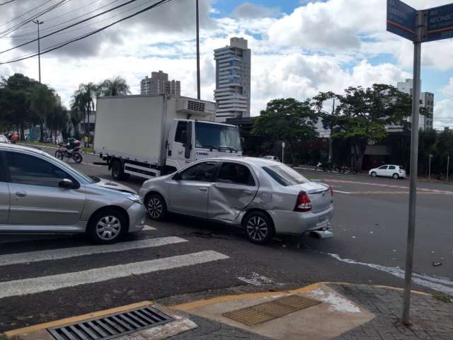 Colis&atilde;o entre 2 carros e caminh&atilde;o tumultua tr&acirc;nsito na Afonso Pena