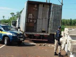Carregamento estava escondido em caminhão e seria entregue na Bahia (Foto: Polícia Rodoviária Federal)