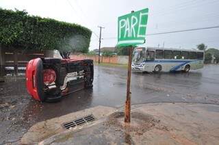 Os moradores improvisaram uma placa, mas não evitaram o acidente (Foto: Marcelo Calazans)