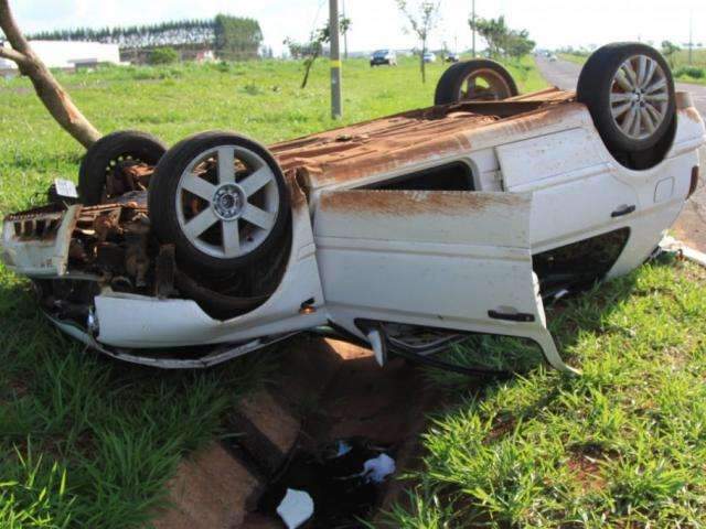Carro capota ap&oacute;s atingir &aacute;rvore e tr&ecirc;s pessoas ficam feridas 