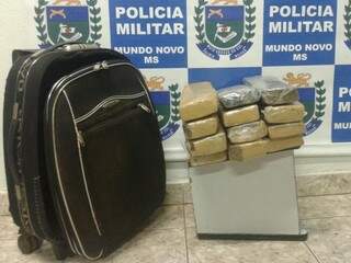 Doze tabletes foram encontrados na mala abandonada no estacionamento do terminal rodoviário. (Divulgação PM)