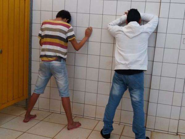 Homem &eacute; flagrado fazendo sexo com adolescente em banheiro p&uacute;blico