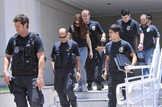 Policiais federais deixam prédio após apreensão de documentos no centro da Capital (Foto: Alcides Neto)
