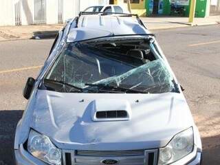 Ford Ecosport, que capotou, ficou com o teto destruído(Foto: Marcos Ermínio) 
