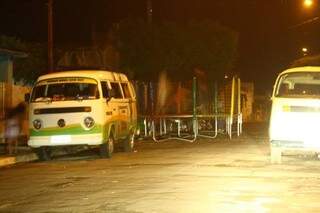 Carro com fotos e propagandas do vereador Coringa ficou estacionado durante a noite de hoje nas Moreninhas