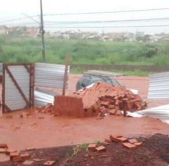 Prefeitura refaz asfalto pela en&eacute;sima vez e moradores amargam preju&iacute;zos