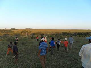Indígenas observam os cartuchos deflagrados no território Arroio Kora, em Paranhos. (Foto: Reprodução Facebook/ Aty Guasu)