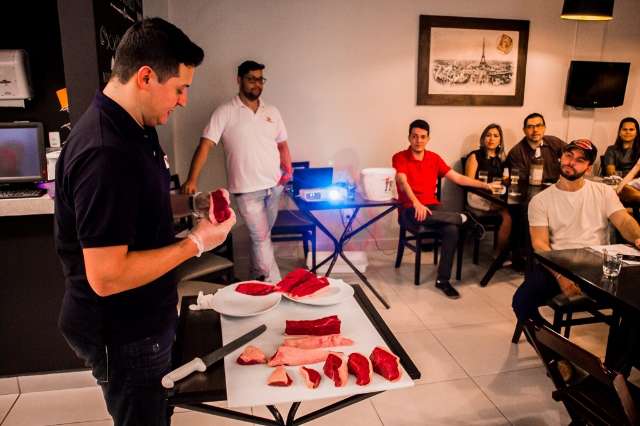 Amigos se re&uacute;nem em Confraria para aprender a preservar sabor &uacute;nico da carne