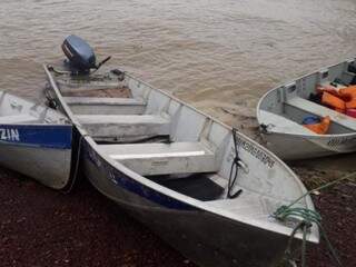 Barco da vítima foi encontrado no leito do rio (Foto: Corpo de Bombeiros)