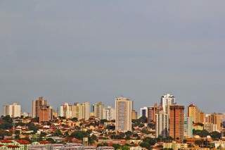 Na Cidade Morena, o céu amanheceu claro e previsão é de muito calor em todo Estado. (Foto: Marcos Ermínio) 