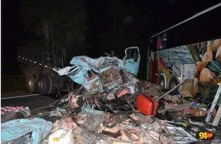 Caminhão ficou completamente destruído. (Foto: Sidney Bronka, do 94FM)