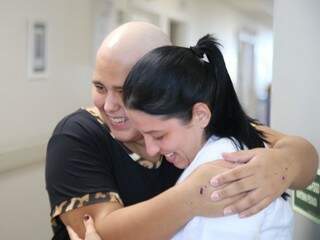 Maria recebeu o carinho de profissionais antes de deixar o hospital. (Foto: Thailla Torres)