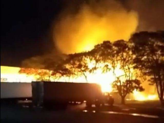 Inc&ecirc;ndio de grandes propor&ccedil;&otilde;es atinge estacionamento do Atacad&atilde;o 
