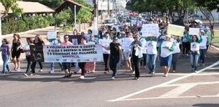 Grupo percorreu avenida do município e foi até a Delegacia Especializada de Atendimento à Mulher. (Foto: Thiago Odeque/ Nova Notícias)