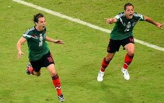 Guardado e Chicharito comemoram gol do México. (Foto: Laurence Griffiths/Getty Images)