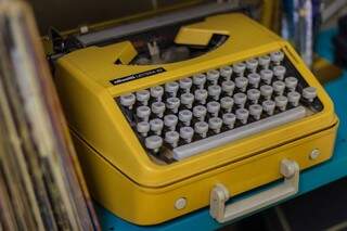 Detalhes do passado vem da máquina de escrever que era do pai de Lauren. (Foto: Fernando Antunes)
