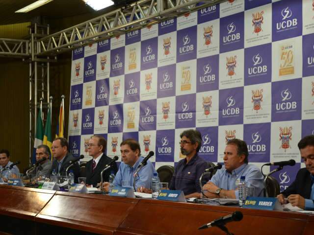  Durante debate, candidatos firmam compromisso com Arquidiocese