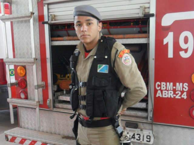  Corpo de soldado dos bombeiros morto por policial federal come&ccedil;a a ser velado