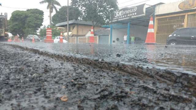 Em vistoria, prefeito diz que chuva atrasa, mas n&atilde;o atrapalha recapeamento