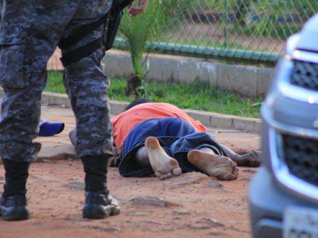 Homem morre e mototaxista &eacute; baleado na cabe&ccedil;a em frente ao semiaberto
