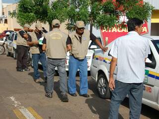 Agentes realizam abordagem no bairro Tiradentes. (Foto: Wendell Reis)