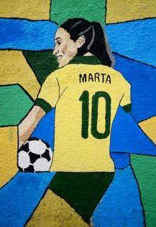 Pintura da jogadora Marta de costas mostrando o número do uniforme do Brasil (Foto: Sabrina Hanzen)