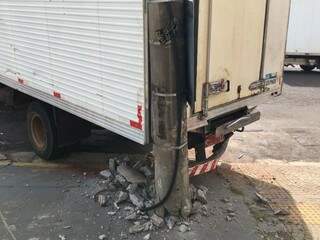 Caminhão bateu em poste e danificou a estrutura do poste.  (Foto: Julia Kaifanny) 