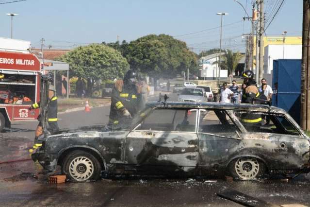 Carro &eacute; destru&iacute;do pelo fogo e exp&otilde;e a falta de extintores nos ve&iacute;culos