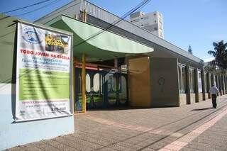 Uma das escolas estaduais, que oferece o Pronatec, em Campo Grande. (Foto: Marcos Erminio)