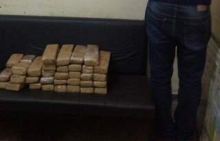 Droga estava acomodada em mala e seria levada por &#039;mula&#039; a destino não revelado (Foto: Divulgação/Polícia Militar)