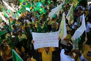 Muitos com camisa verde e amarelo exibem cartazes. (Foto: Marcos Ermínio)