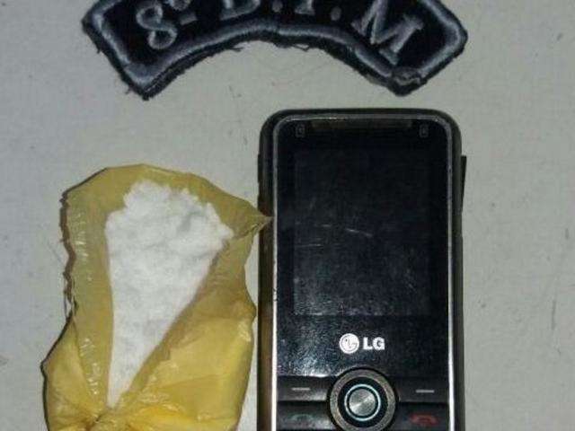 Para quitar d&iacute;vida com detento, jovem tenta jogar celular dentro de pres&iacute;dio